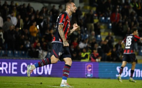 Serie CIl Crotone blocca le “Streghe” nella sera di Halloween: gli squali pareggiano in extremis (2-2) contro il Benevento capolista