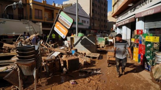 Le strade di Valencia invase dal fango (foto Ansa)