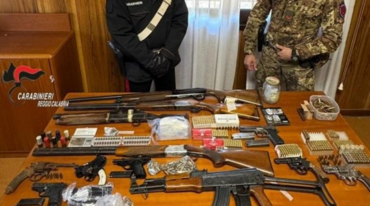 Blitz a Montebello JonicoMaxi-sequestro di armi e droga nelle campagne del Reggino. Trovati anche un kalashnikov, tritolo e una bomba carta