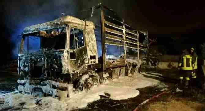 Incendiato camion a Falerna