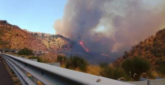Spaventoso incendio tra Laurignano e Mendicino, evacuate abitazioni