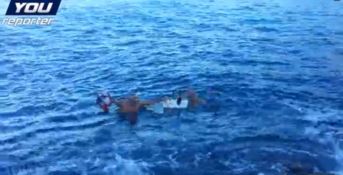 Un buon Natale da… brividi: bagno fuori stagione per due appassionati di mare (VIDEO)