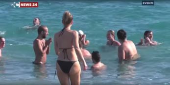  Tutti in acqua a Locri per l’ultimo tuffo dell’anno (VIDEO)