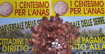 L'Anas chiede 105 euro e loro pagano con 10.500 monete da un cent