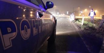 Le ambulanze non bastano: i poliziotti fanno l’autostop per salvare una ragazza