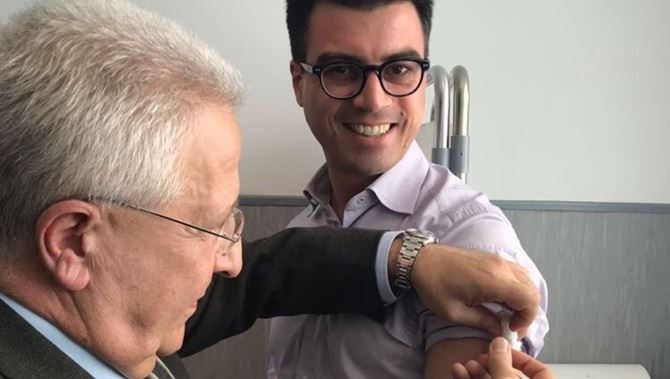 Il dg dell’Asp Perri mentre vaccina il presidente di Anci Calabria Gianluca Callipo
