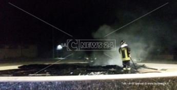 Catanzaro, vandali in azione a Lido: in fiamme il gazebo sul lungomare