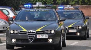 Riciclaggio e frodi, arrestati calabresi e sequestrato bar a Reggio Emilia
