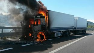 Autotreno in fiamme sull’A2, panico in autostrada tra Pizzo e Lamezia