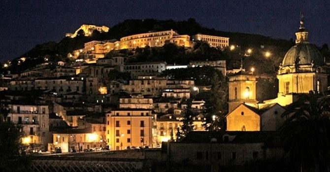 Veduta notturna del centro storico di Cosenza