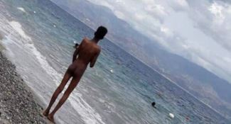 Reggio Calabria, giovane nudo sulla spiaggia 