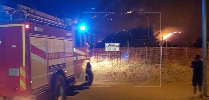 Incendio di vaste proporzioni nella notte tra Montepaone e Soverato