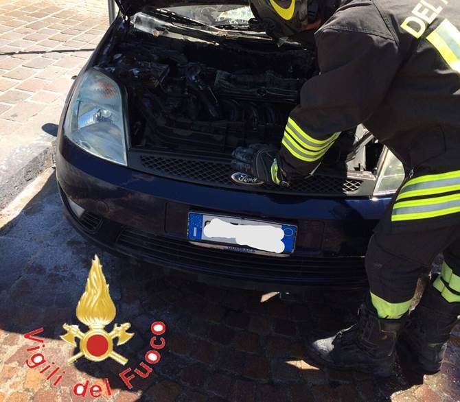 L’auto incendiata a Catanzaro