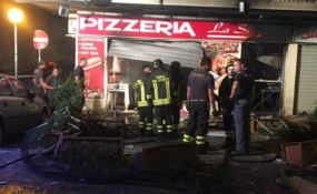 Esplosione nella notte a Crotone, distrutta una pizzeria