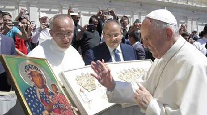 Il Papa benedice le creazioni di Affidato