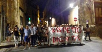 Cosenza, gli attivisti bloccano il ministro: «Troppo degrado nel centro storico» (VIDEO)