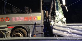 Incidente sull’A2, autobus esce fuori strada: due morti (Foto)