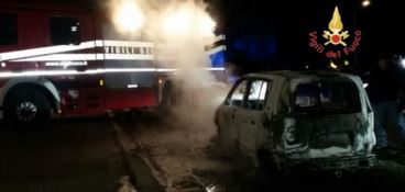 Catanzaro, incendio nella notte: in fiamme un’auto
