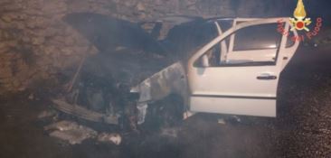 Auto in fiamme a Borgia, la conducente riesce ad abbandonare il mezzo 