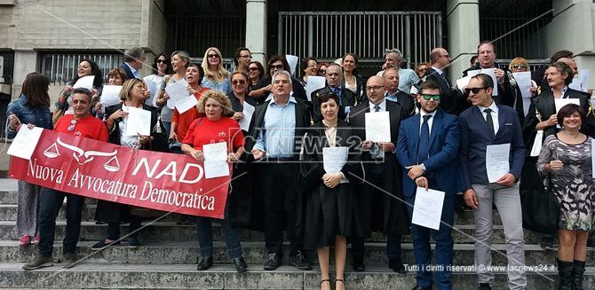 Gli avvocati in protesta a Cosenza
