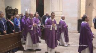 Rogo mortale a corso Telesio, Cosenza celebra i funerali delle tre vittime (VIDEO)