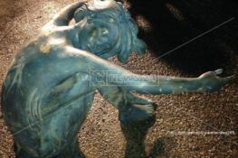 Dal lago Angitola affiora una statua di bronzo