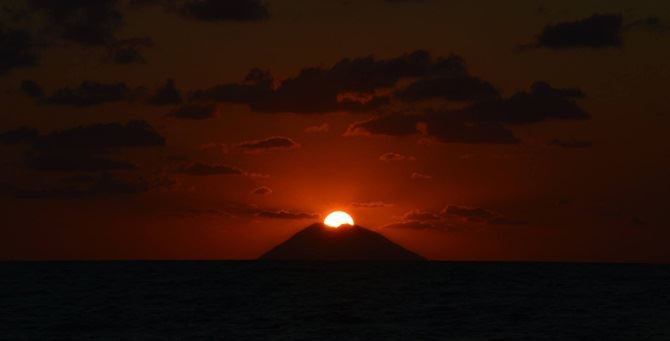 Un tramonto sullo Stromboli - Foto Ernesto Stella