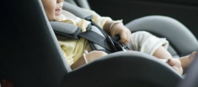 Mai più bimbi dimenticati in auto: arriva il seggiolino “salva bebé”