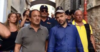 Roberto Saviano al suo arrivo a Riace accolto dal sindaco Mimmo Lucano