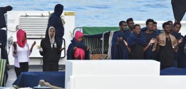 Alcuni migranti sulla nave Diciotti in un momento di preghiera