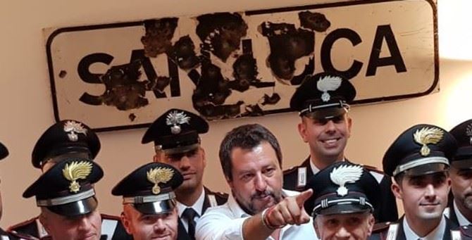 La vecchia targa di San Luca alle spalle del ministro Salvini