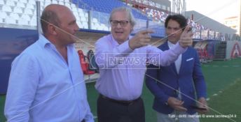 Crotone, visita a sorpresa di Sgarbi: «Lo stadio deve rimanere dov'è» -VIDEO