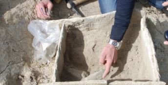 Una tomba dell' età del Bronzo medio ritrovata dai finanzieri a Crotone - VIDEO