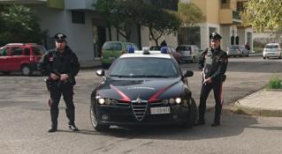 Tenta di corrompere i carabinieri con una banconota da 50 euro