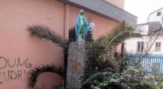 Imbrattata da vandali, restaurata la statua della Madonna a Corigliano