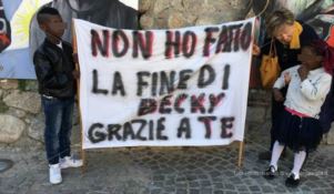 Migranti, in Piazza per Lucano: «Un crimine mettere in discussione il modello Riace»