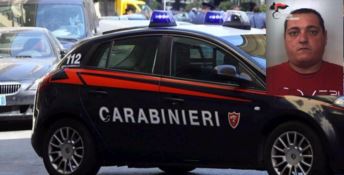 Squillace, alla vista dei carabinieri lancia la droga dal finestrino: arrestato
