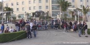Delirio bianconero, in centinaia a Crotone ad aspettare la Juventus - VIDEO