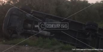 Catanzaro, incidente sulla statale 106: furgone si ribalta
