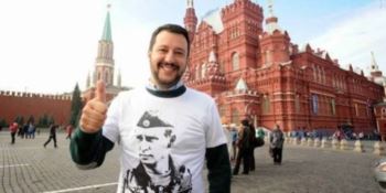 Salvini nella Piazza Rossa con addosso la maglietta con l’effige di Putin