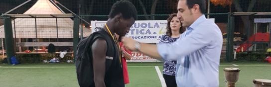 Suruwa Jaithe con il sindaco di Gioiosa Jonica Salvatore Fuda durante una manifestazione sportiva
