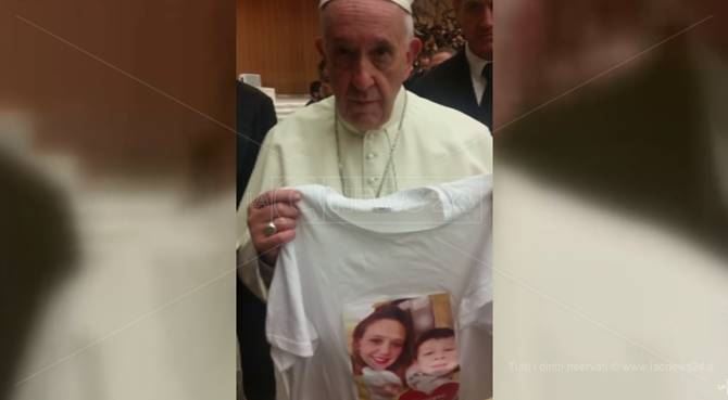Papa Francesco con la maglietta che ritrae la foto di Stefania e dei suoi bambini