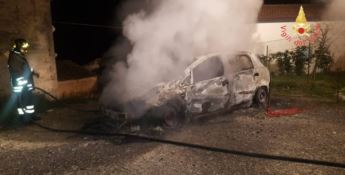 Auto in fiamme nella notte a Guardavalle Superiore