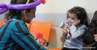 LaC Tv in corsia per donare un sorriso ai piccoli pazienti di Pediatria