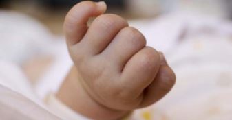 Il dramma del neonato morto a Polistena. «Oltre due ore per l'arrivo di un'ambulanza»