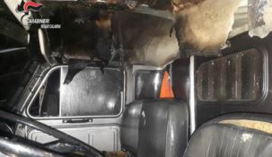 Incendiato un autocarro a Locri, denunciato 32enne