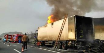 Torano, tampona un mezzo pesante e prende fuoco: panico sull'autostrada