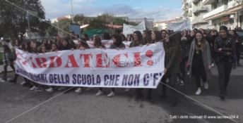 Una scuola che cade a pezzi: manifestano gli studenti crotonesi del “Gravina” (VIDEO)