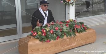 Nando Amoruso celebra il funerale dell'aeroporto di Crotone (VIDEO)