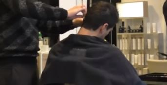 La nuova vita di Sekou, da minore straniero non accompagnato a parrucchiere (VIDEO)